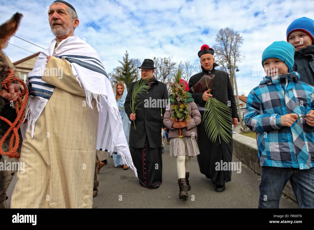 Pelplin, Polen 20. März 2016 Christen besuchen die Palmprozession am Palmsonntag am 20. März 2016 in Pelpin, Polen. Am Palmsonntag fällt auf den Sonntag vor Ostern. Das fest erinnert an den Einzug Jesu in Jerusalem. Bildnachweis: Michal Fludra/Alamy Live-Nachrichten Stockfoto