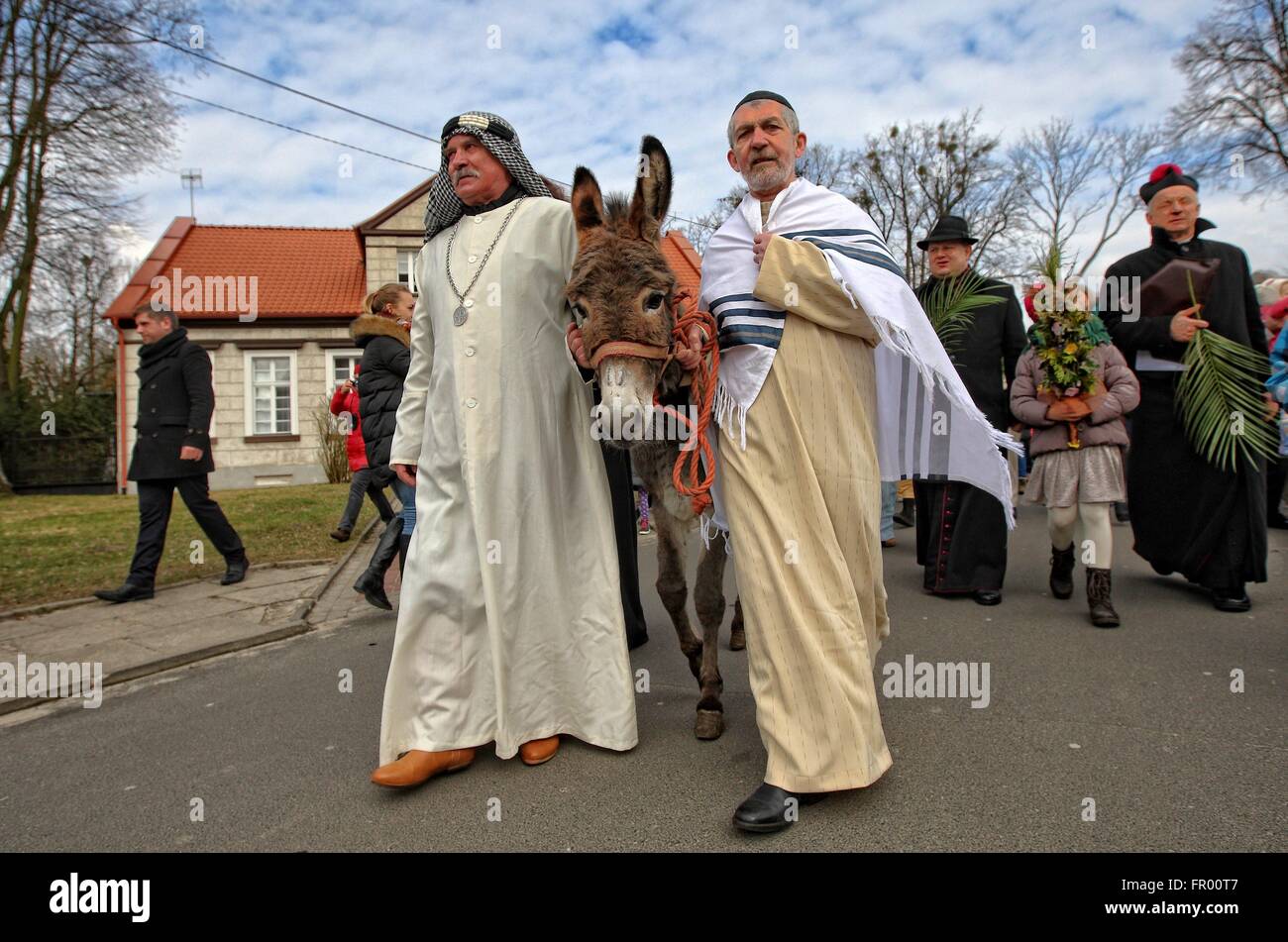 Pelplin, Polen 20. März 2016 Christen besuchen die Palmprozession am Palmsonntag am 20. März 2016 in Pelpin, Polen. Am Palmsonntag fällt auf den Sonntag vor Ostern. Das fest erinnert an den Einzug Jesu in Jerusalem. Bildnachweis: Michal Fludra/Alamy Live-Nachrichten Stockfoto