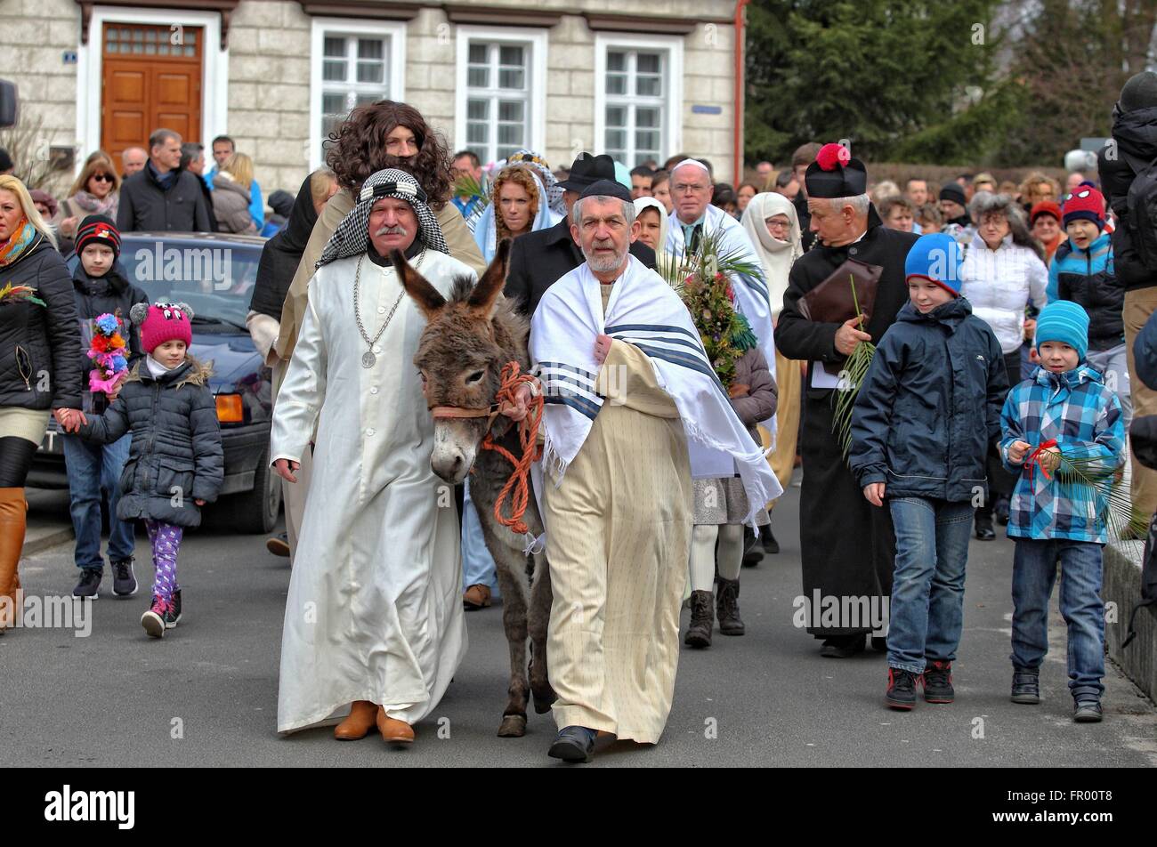 Pelplin, Polen 20. März 2016 Christen besuchen die Palmprozession am Palmsonntag am 20. März 2016 in Pelpin, Polen. Am Palmsonntag fällt auf den Sonntag vor Ostern. Das fest erinnert an den Einzug Jesu in Jerusalem. Bildnachweis: Michal Fludra/Alamy Live-Nachrichten Stockfoto
