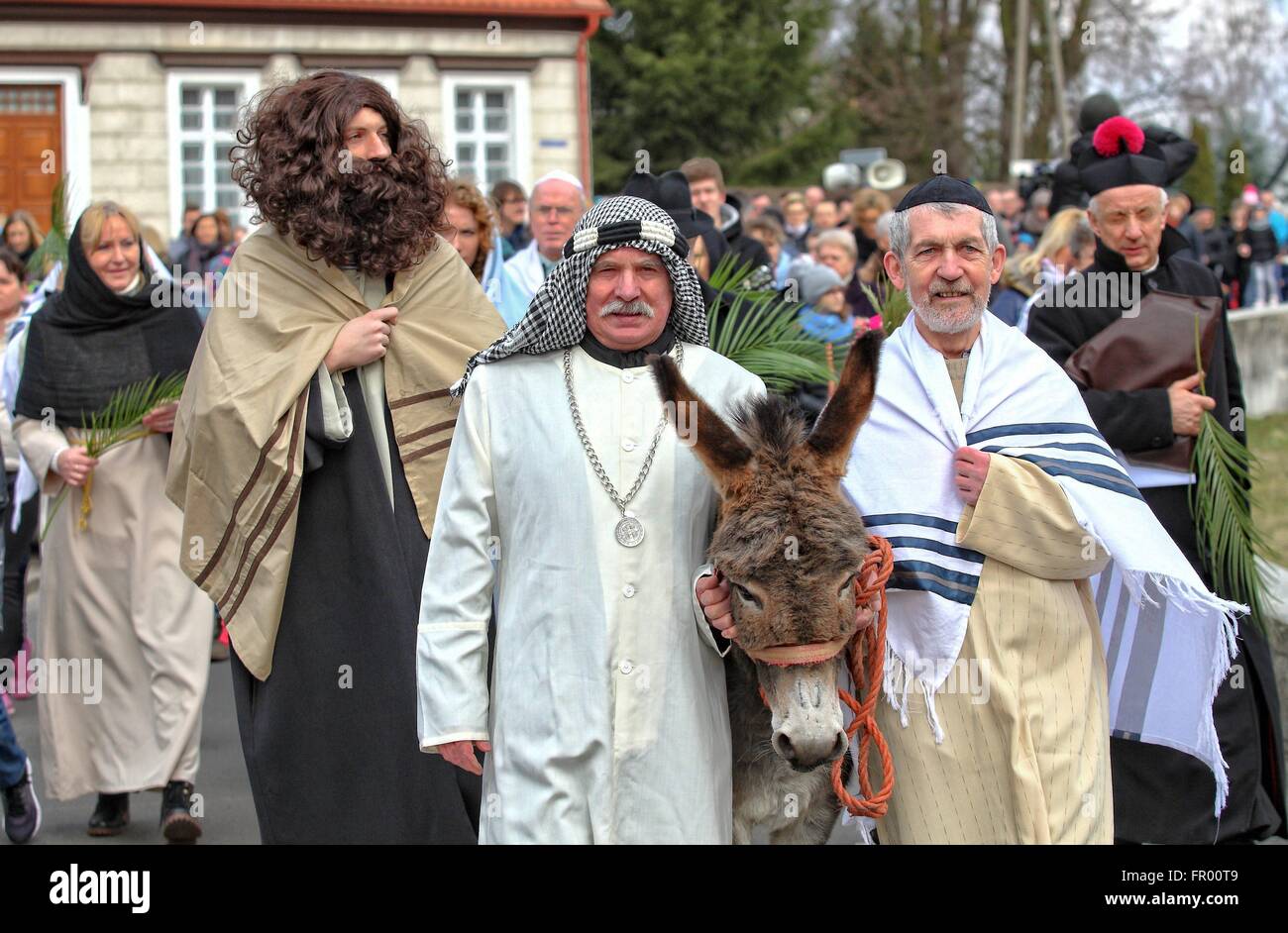 Pelplin, Polen 20. März 2016 Christen besuchen die Palmprozession am Palmsonntag am 20. März 2016 in Pelpin, Polen. Am Palmsonntag fällt auf den Sonntag vor Ostern. Das fest erinnert an den Einzug Jesu in Jerusalem. Bildnachweis: Michal Fludra/Alamy Live-Nachrichten Stockfoto