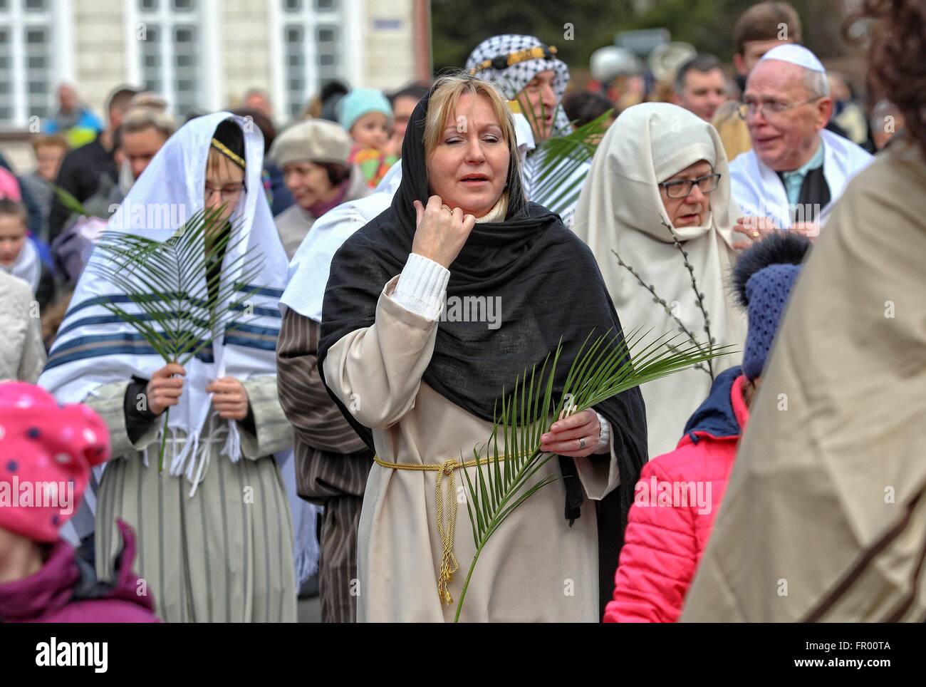 Pelplin, Polen 20. März 2016 Christen besuchen die Palmprozession am Palmsonntag am 20. März 2016 in Pelpin, Polen. Am Palmsonntag fällt auf den Sonntag vor Ostern. Das fest erinnert an den Einzug Jesu in Jerusalem. Bildnachweis: Michal Fludra/Alamy Live-Nachrichten Stockfoto