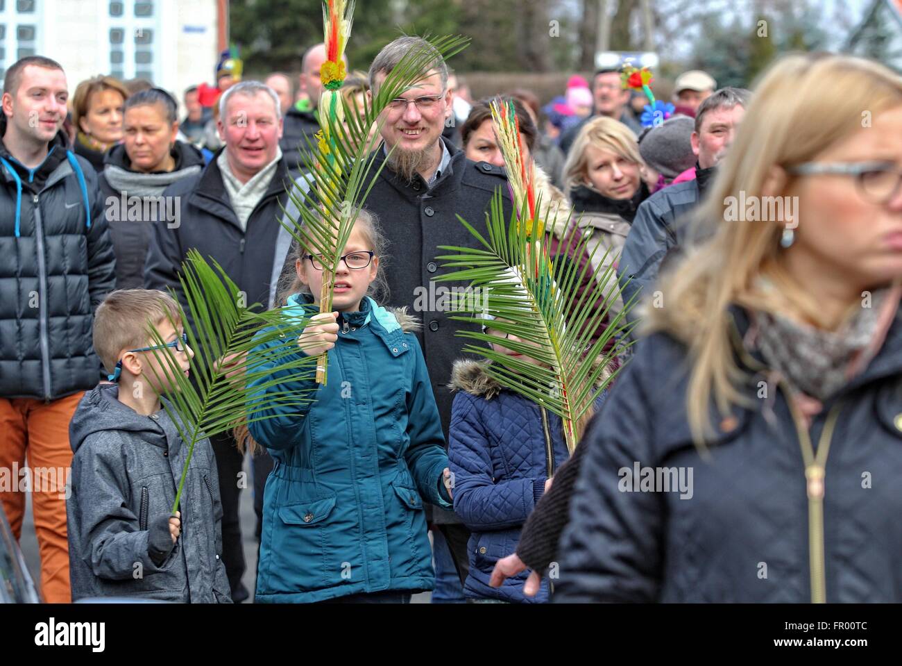 Pelplin, Polen 20. März 2016 Christen besuchen die Palmprozession am Palmsonntag am 20. März 2016 in Pelpin, Polen. Am Palmsonntag fällt auf den Sonntag vor Ostern. Das fest erinnert an den Einzug Jesu in Jerusalem. Bildnachweis: Michal Fludra/Alamy Live-Nachrichten Stockfoto