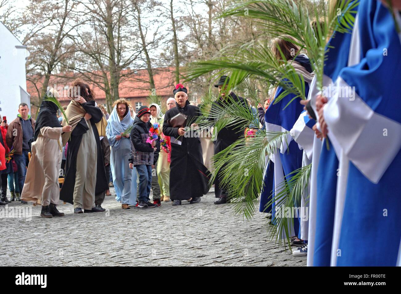 Pelplin, Polen 20. März 2016 Christen besuchen die Palmprozession am Palmsonntag am 20. März 2016 in Pelpin, Polen. Am Palmsonntag fällt auf den Sonntag vor Ostern. Das fest erinnert an den Einzug Jesu in Jerusalem. Bildnachweis: Michal Fludra/Alamy Live-Nachrichten Stockfoto