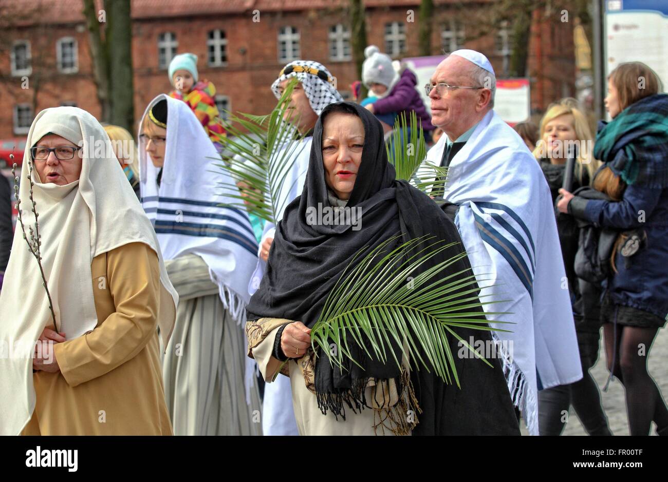 Pelplin, Polen 20. März 2016 Christen besuchen die Palmprozession am Palmsonntag am 20. März 2016 in Pelpin, Polen. Am Palmsonntag fällt auf den Sonntag vor Ostern. Das fest erinnert an den Einzug Jesu in Jerusalem. Bildnachweis: Michal Fludra/Alamy Live-Nachrichten Stockfoto