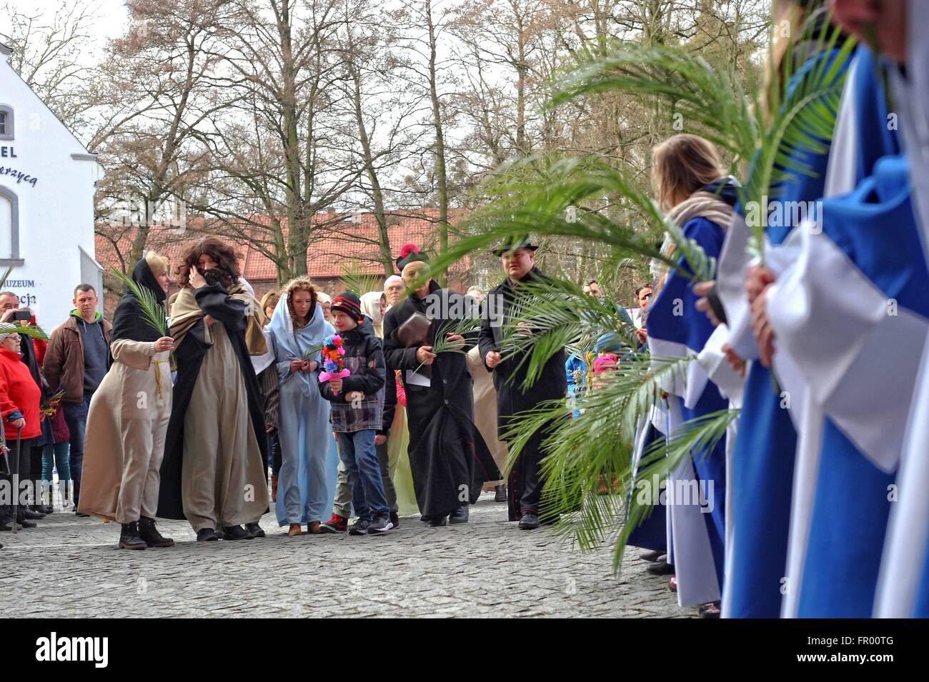 Pelplin, Polen 20. März 2016 Christen besuchen die Palmprozession am Palmsonntag am 20. März 2016 in Pelpin, Polen. Am Palmsonntag fällt auf den Sonntag vor Ostern. Das fest erinnert an den Einzug Jesu in Jerusalem. Bildnachweis: Michal Fludra/Alamy Live-Nachrichten Stockfoto