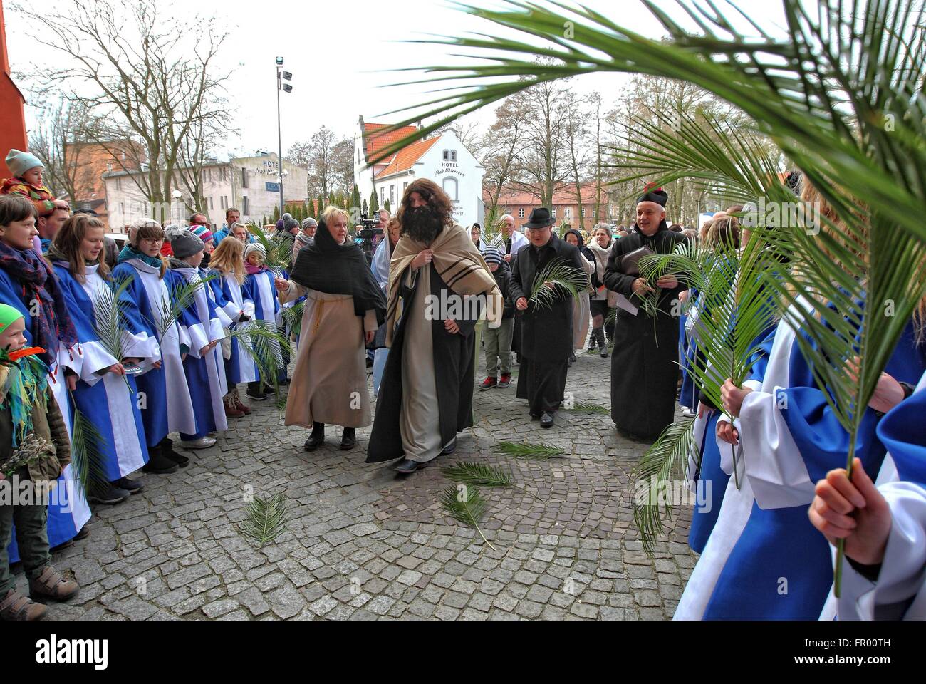 Pelplin, Polen 20. März 2016 Christen besuchen die Palmprozession am Palmsonntag am 20. März 2016 in Pelpin, Polen. Am Palmsonntag fällt auf den Sonntag vor Ostern. Das fest erinnert an den Einzug Jesu in Jerusalem. Bildnachweis: Michal Fludra/Alamy Live-Nachrichten Stockfoto
