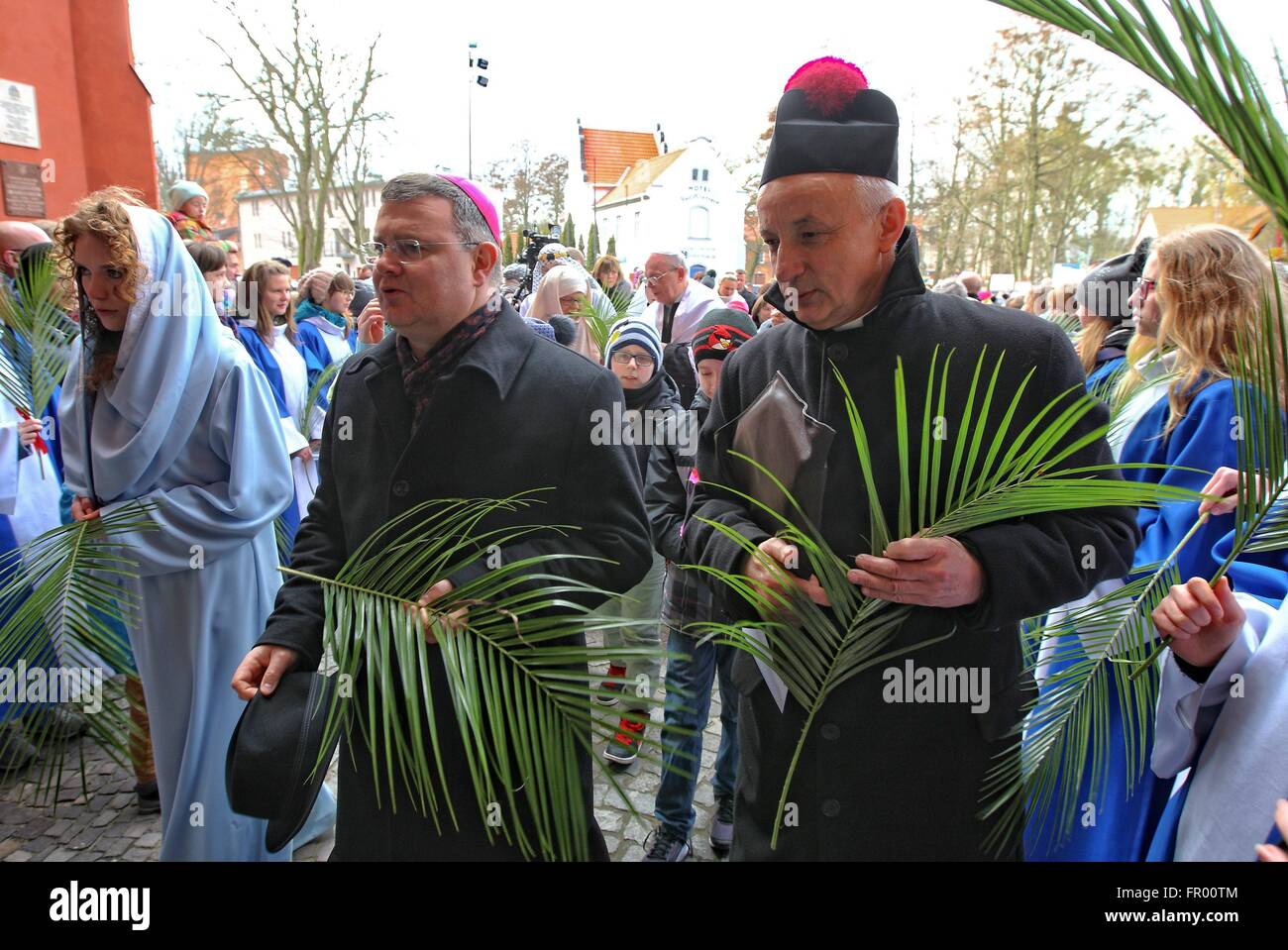 Pelplin, Polen 20. März 2016 Christen besuchen die Palmprozession am Palmsonntag am 20. März 2016 in Pelpin, Polen. Am Palmsonntag fällt auf den Sonntag vor Ostern. Das fest erinnert an den Einzug Jesu in Jerusalem. Bildnachweis: Michal Fludra/Alamy Live-Nachrichten Stockfoto