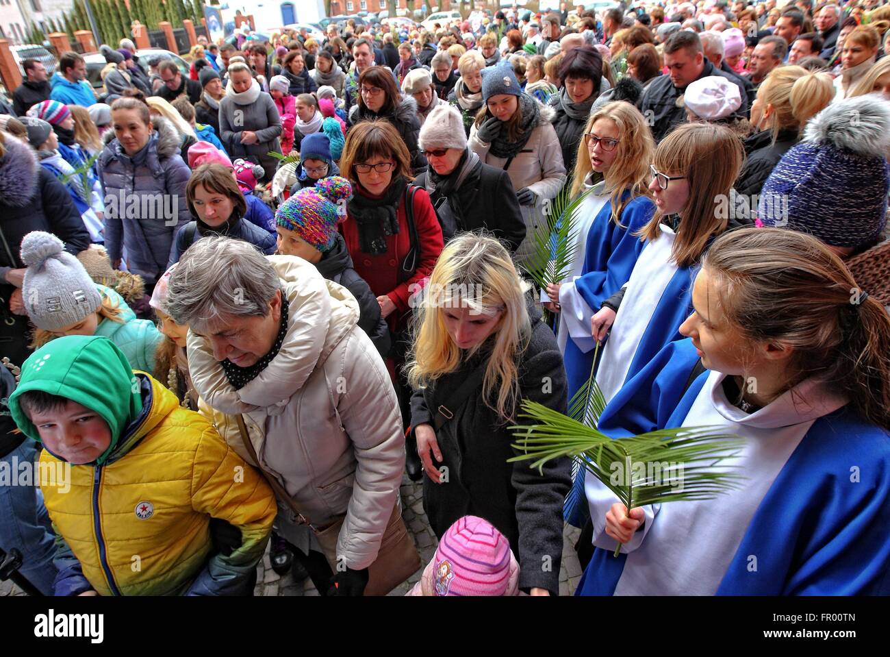 Pelplin, Polen 20. März 2016 Christen besuchen die Palmprozession am Palmsonntag am 20. März 2016 in Pelpin, Polen. Am Palmsonntag fällt auf den Sonntag vor Ostern. Das fest erinnert an den Einzug Jesu in Jerusalem. Bildnachweis: Michal Fludra/Alamy Live-Nachrichten Stockfoto