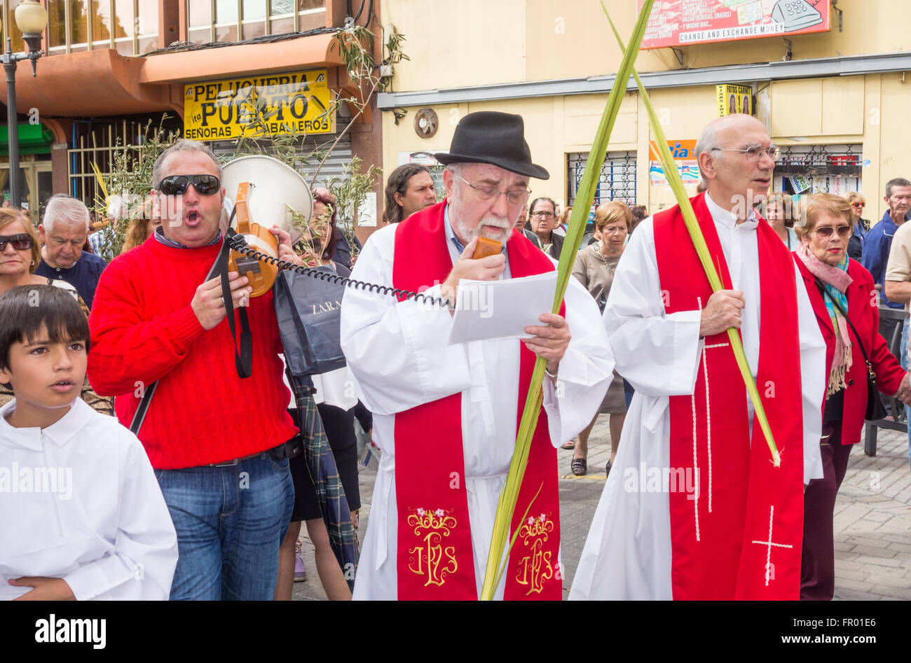 Las Palmas, Gran Canaria, Kanarische Inseln, Spanien, 20. März 2016. Palmsonntag-Prozession in Las Palmas, der Hauptstadt von Gran Canaria. Bild: Priester führenden Palmsonntag Prozession singt Lieder über Megaphon Credit: Alan Dawson News/Alamy Live News Stockfoto