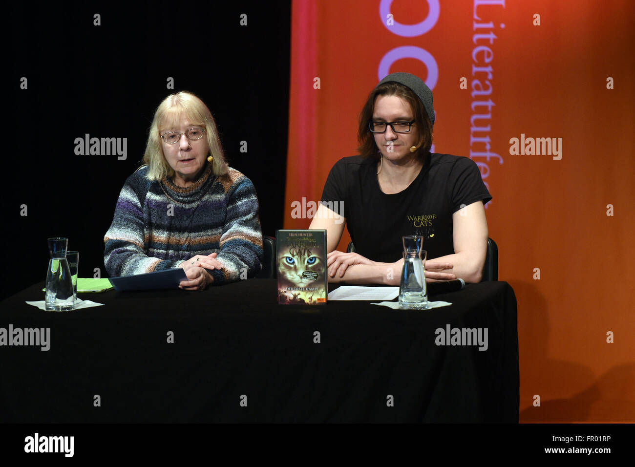 Schriftsteller Cherith Baldry (L) und Schauspieler Marian Funk abgebildet während einer Lesung auf dem Literaturfestival Lit.Cologne in Köln, Deutschland, 19. März 2016. Foto: HENNING KAISER/dpa Stockfoto