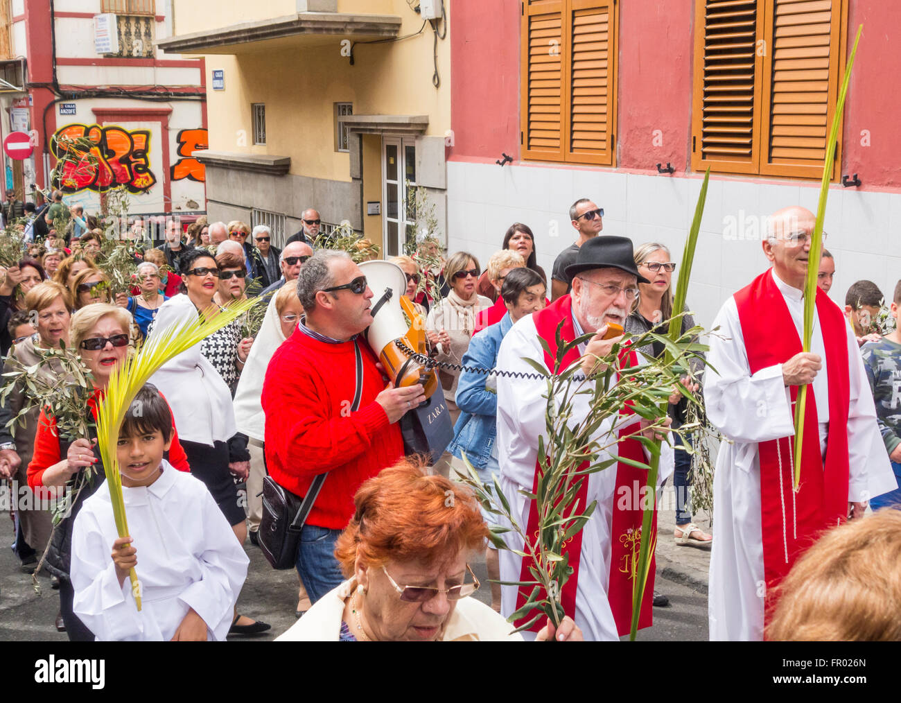Las Palmas, Gran Canaria, Kanarische Inseln, Spanien, 20. März 2016. Palmsonntag-Prozession in Las Palmas, der Hauptstadt von Gran Canaria. Bild: Priester führenden Palmsonntag Prozession singt Lieder über Megaphon Credit: Alan Dawson News/Alamy Live News Stockfoto
