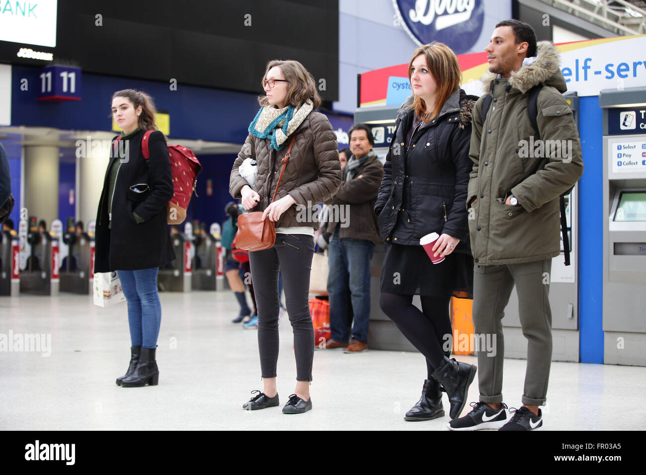 London, UK. 20. März 2016. Pendler an der Waterloo Station, London, werden zu einem Violinkonzert von Royal Orchester Gesellschaft Großbritanniens älteste Laienorchester Bachs Geburtstag behandelt. Bildnachweis: Dinendra Haria/Alamy Live-Nachrichten Stockfoto