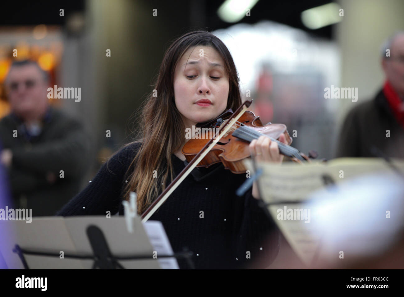 London, UK. 20. März 2016. Pendler an der Waterloo Station, London, werden zu einem Violinkonzert von Royal Orchester Gesellschaft Großbritanniens älteste Laienorchester Bachs Geburtstag behandelt. Bildnachweis: Dinendra Haria/Alamy Live-Nachrichten Stockfoto