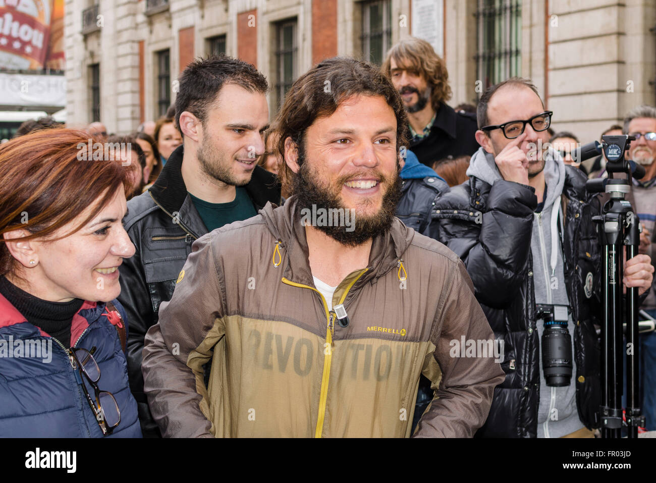 Madrid, Spanien. 20. März 2016. Puerta del Sol, ein Reisender Welt Walker, Herrn Ignacio Dean, am Ende seiner Reise Welt Kredit: Enrique Davó/Alamy Live News Stockfoto