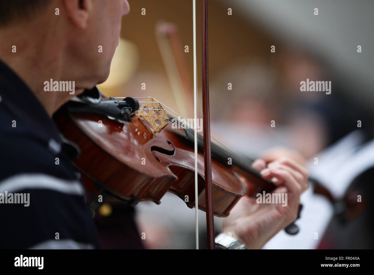 London, UK. 20. März 2016. Pendler an der Waterloo Station, London, sind zu einem Violinkonzert von Royal Orchester Gesellschaft Großbritanniens älteste Laienorchester Bachs Geburtstag behandelt. Stockfoto