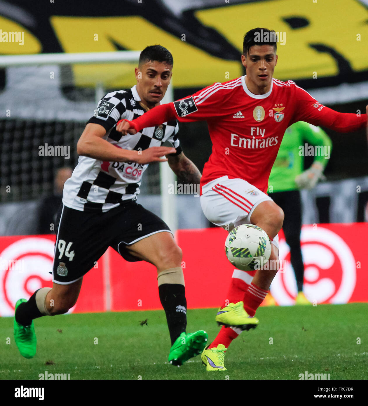 Porto, Italien. 20. März 2016. Phillipe Boavista(L) und Raul von Benfica während ihrer portugiesischen Liga erste Liga (Liga NOS), im Bessa-Stadion in Porto. Benfica gewann 1: 0. © Nuno Guimaraes/Pacific Press/Alamy Live-Nachrichten Stockfoto