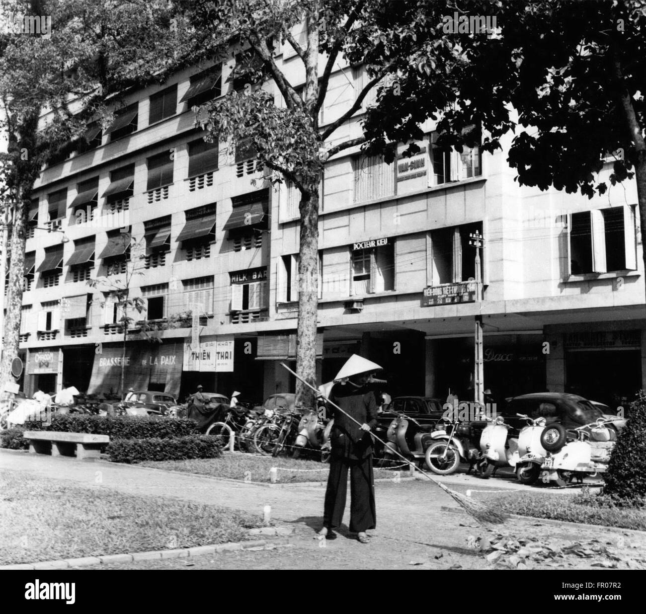 Saigon, Vietnam. 17. Januar 1953. Alte Frau fegt die Blätter vor einige moderne französische Gebäude in Saigon die Hauptstadt von Vietnam. © KEYSTONE Pictures/ZUMAPRESS.com/Alamy Live-Nachrichten Stockfoto