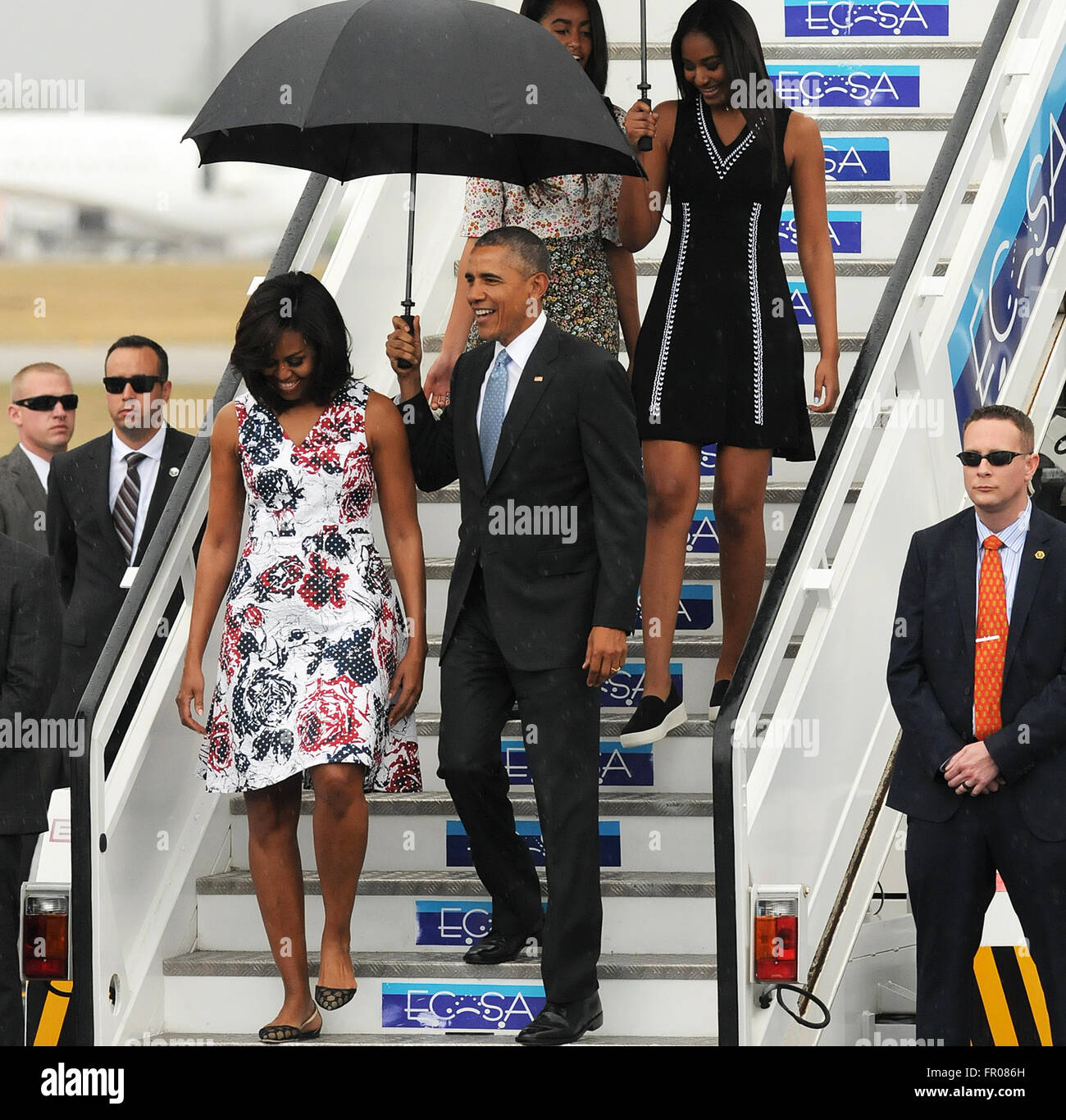 Havanna, Kuba. 20. März 2016. -US-Präsident Barack Obama, First Lady Michelle Obama, und Töchter Sasha (R) und Melia (L) die Treppen von Air Force One mit Schirmen nach der Ankunft in der Regen am Jose Marti International Airport in Havanna, Kuba am 20. März 2016 hinabsteigen. Obama der dreitägigen Besuch in Kuba ist der erste von einer Sitzung US-Präsidenten in den 90er Jahren. Bildnachweis: Paul Hennessy/Alamy Live-Nachrichten Stockfoto