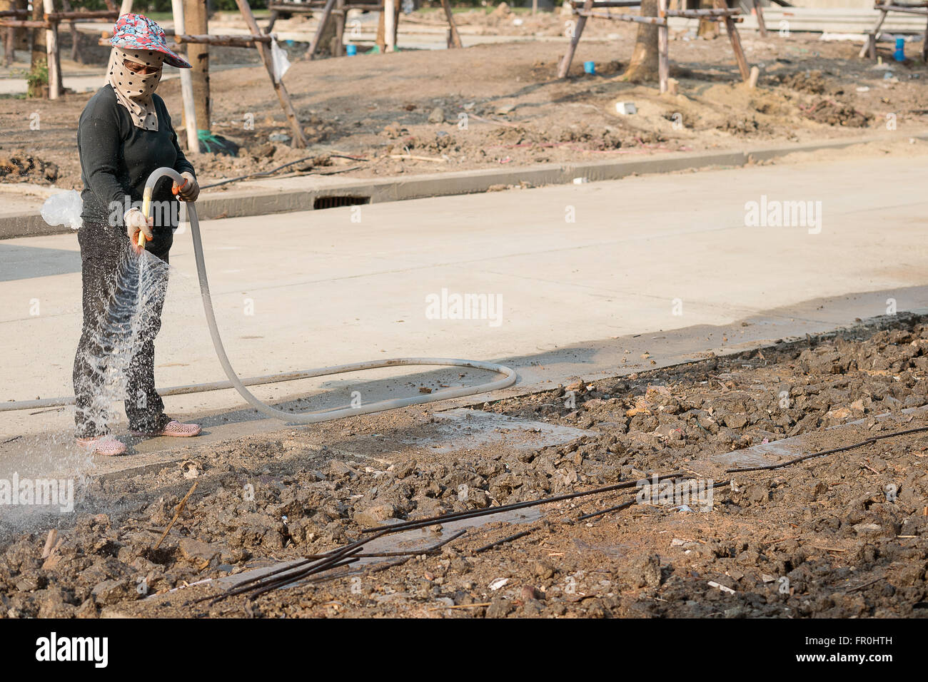 Arbeit Frauen Bewässerung in Baustelle Stockfoto