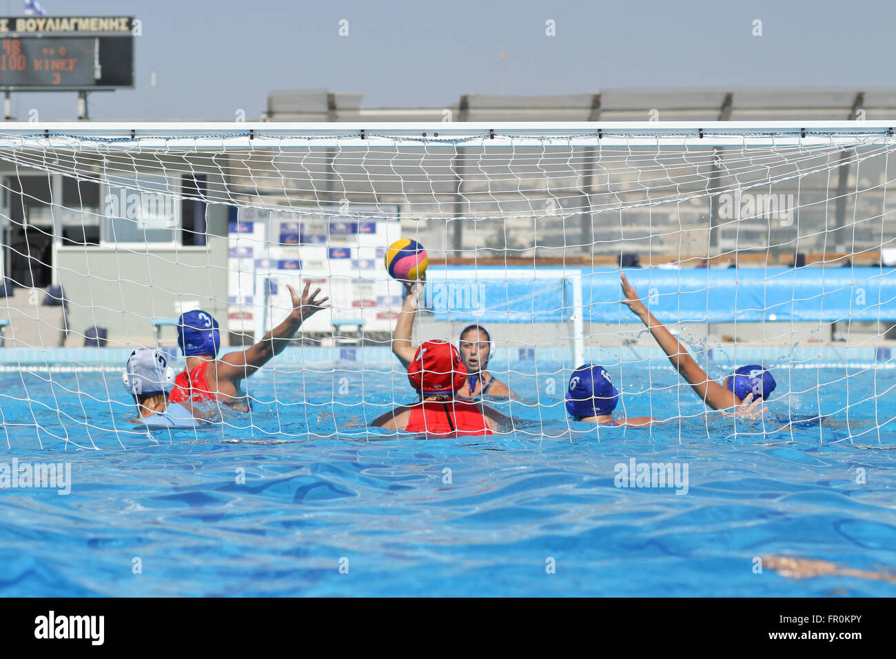 Athen, Griechenland - 7, Oktober 2012: Weibliche Wasserball Meisterschaft. Endspiel zwischen Team Vouliagmeni aus Athen, Griechenland (gewonnen) und Kinef aus Kirishi, Russland Stockfoto