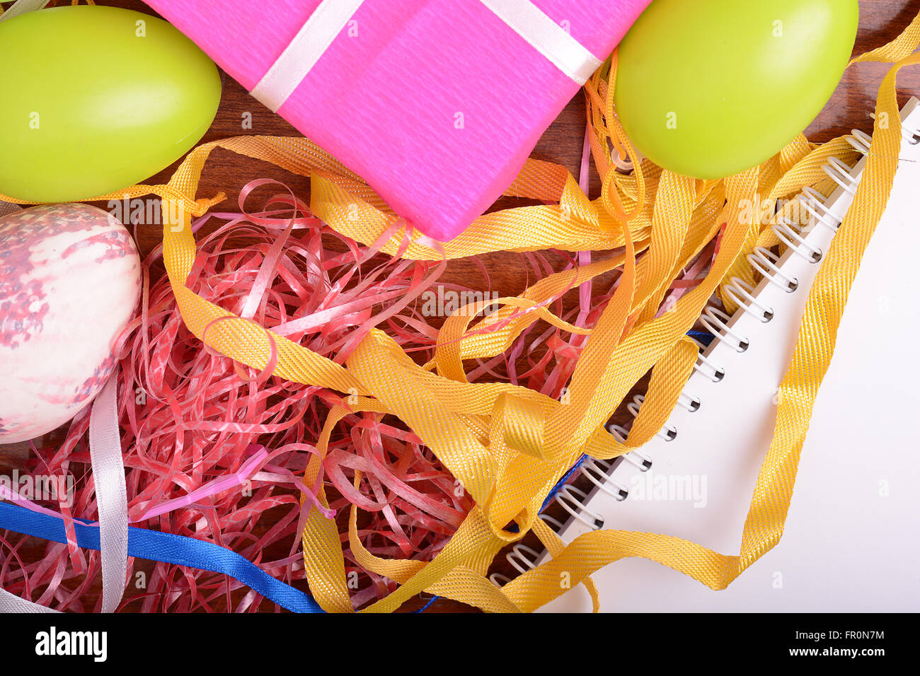 Ostern-Hintergrund mit Eiern, Bändern und Frühlingsdekoration Stockfoto