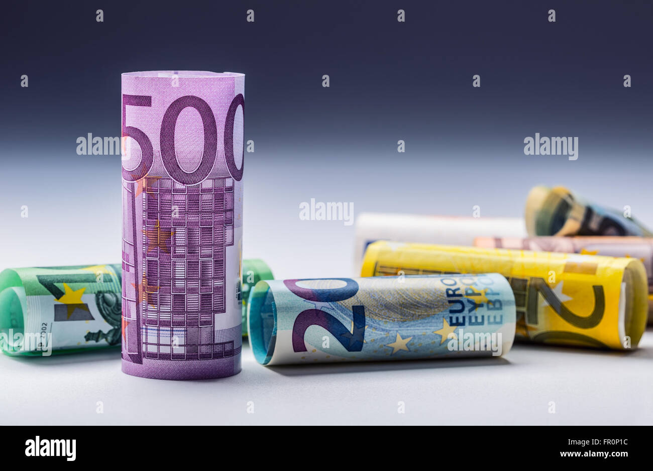 Mehrere hundert Euro-Banknoten durch Wert gestapelt. Rollt der Euro-Banknoten. Euro Währung Geld. Angekündigten Rücktritt von fünfhundert Stockfoto