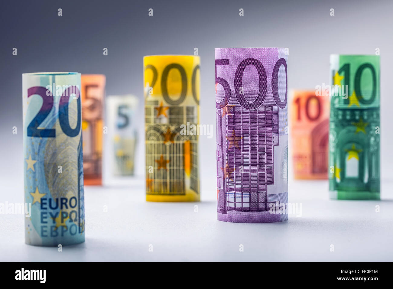 Mehrere hundert Euro-Banknoten durch Wert gestapelt. Rollt der Euro-Banknoten. Euro Währung Geld. Angekündigten Rücktritt von fünfhundert Stockfoto