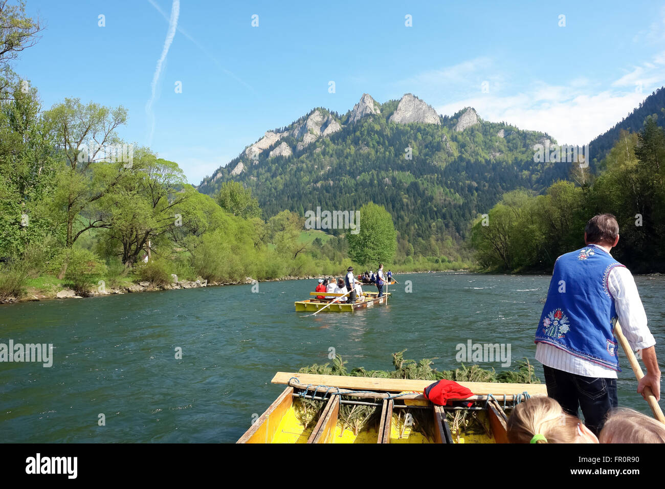 Große Boote auf dem Fluss in slowakischen Berge im Frühling. Stockfoto