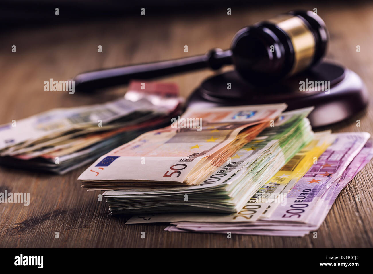 Richters Hammer Hammer. Justiz und Euro Geld. Euro-Währung. Hof Hammer und gerollten Banknoten. Darstellung der Korruption Stockfoto