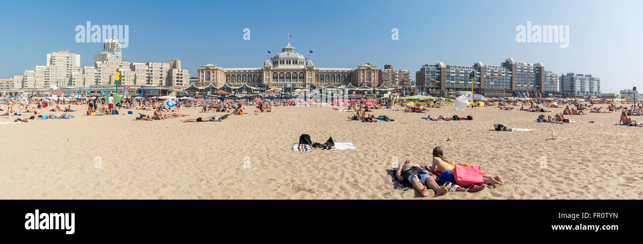 Leute, Sonnenbaden am Strand von Scheveningen und Skyline mit Kurhaus in der Stadt den Haag, Niederlande Stockfoto