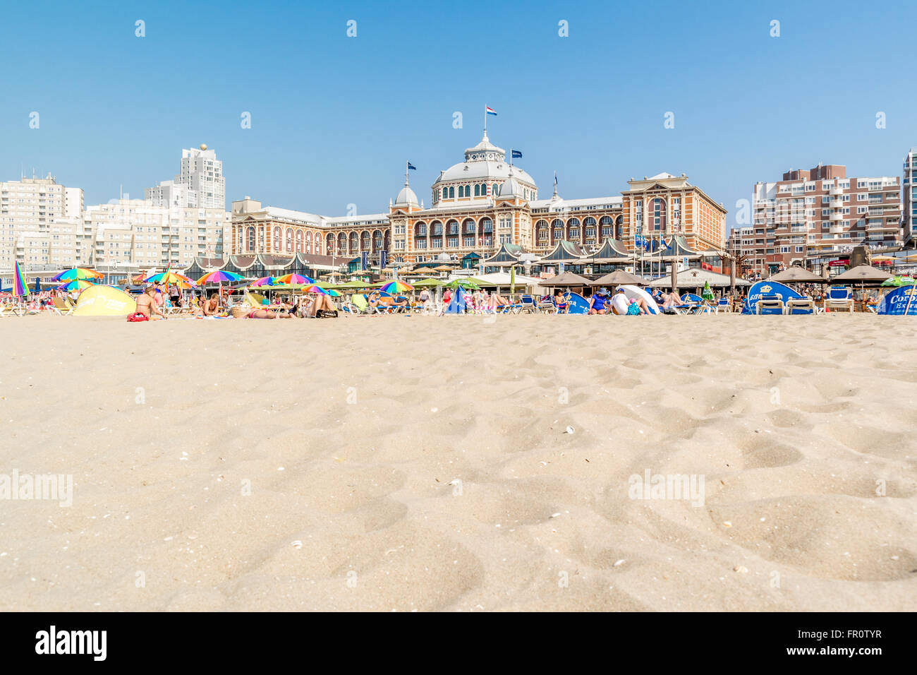 Menschen am Scheveninger Strand und Skyline mit Kurhaus in der Stadt den Haag, Niederlande Stockfoto