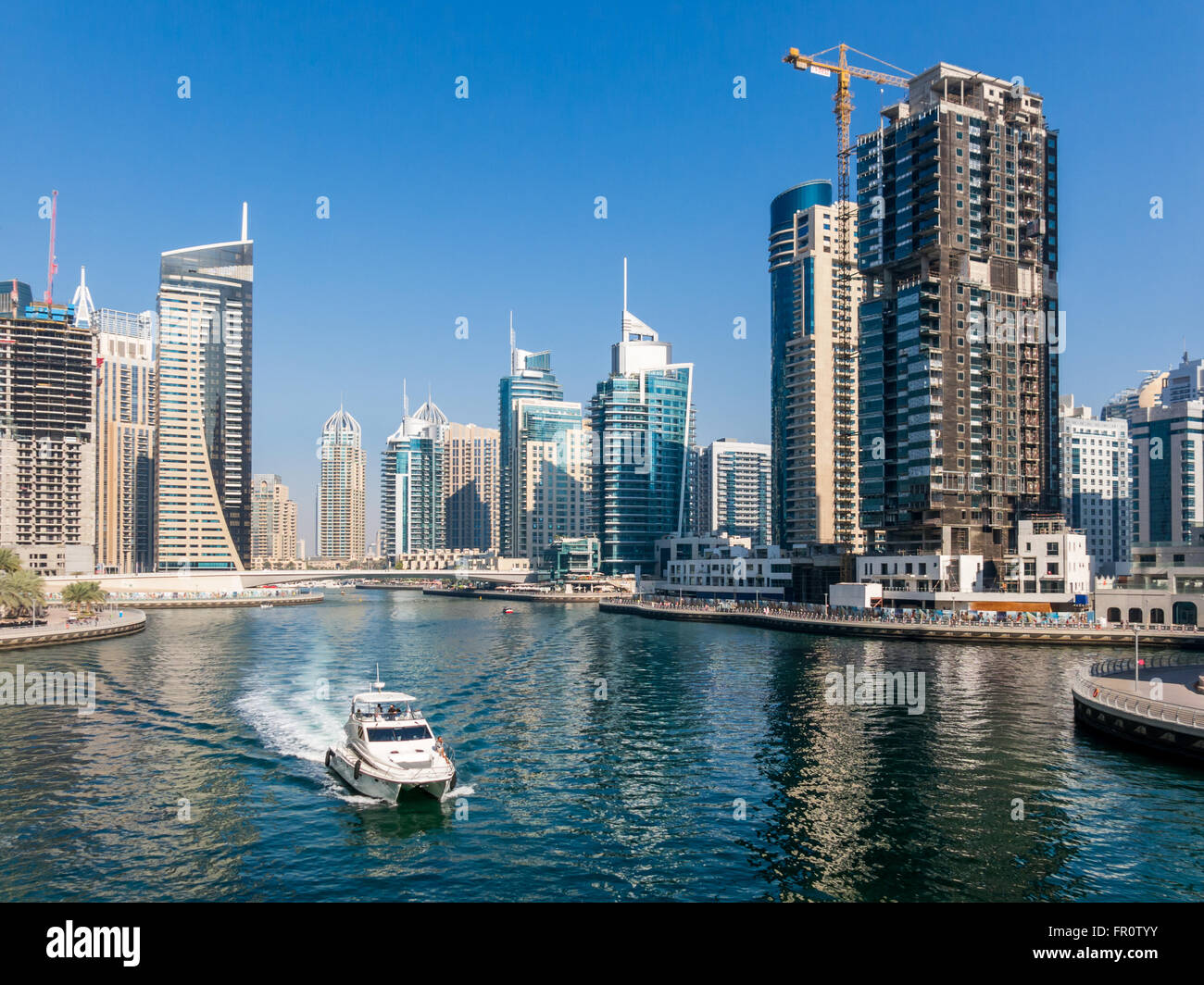 Hochhäuser und Boot in der Marina District von Dubai, Vereinigte Arabische Emirate Kreuzfahrt Stockfoto