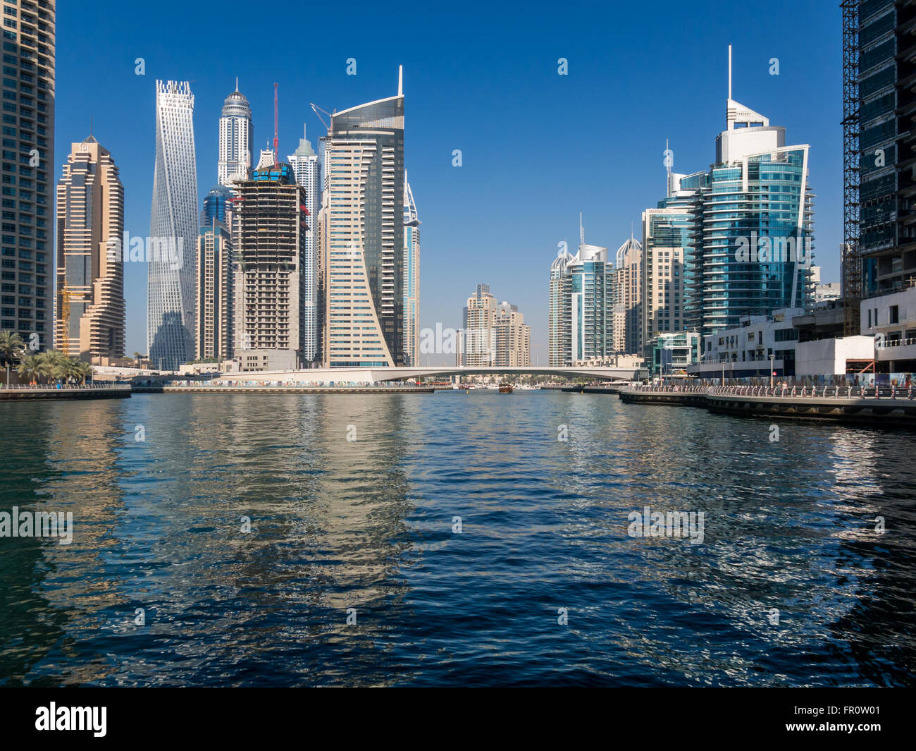 Hochhäuser am Wasser und Brücke im Stadtteil Marina von Dubai, Vereinigte Arabische Emirate Stockfoto