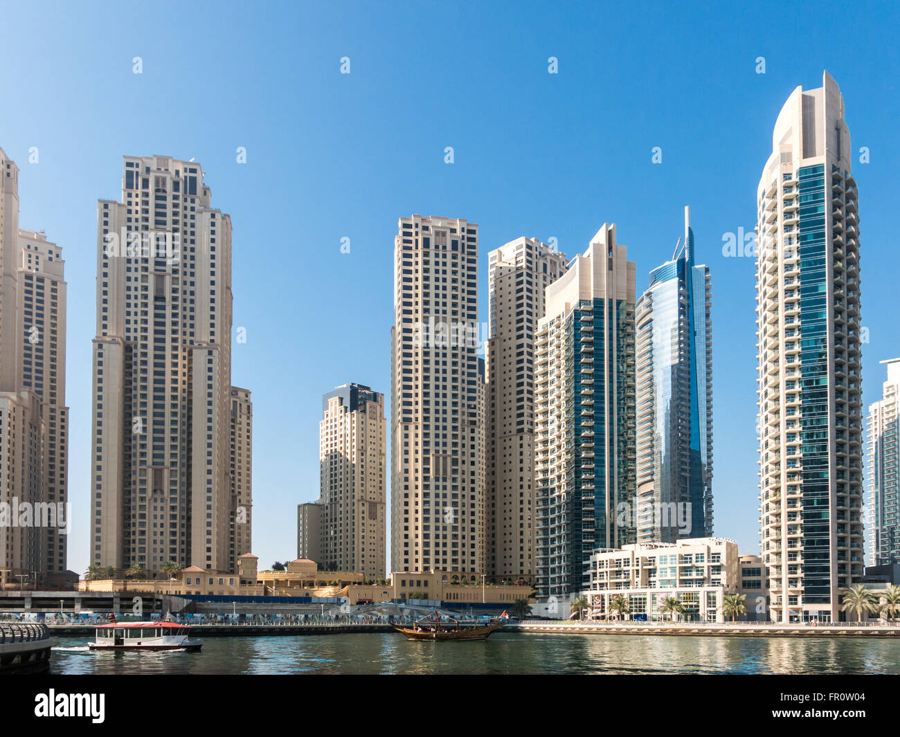 Hochhäuser am Wasser und Boote in der Marina District von Dubai, Vereinigte Arabische Emirate Stockfoto