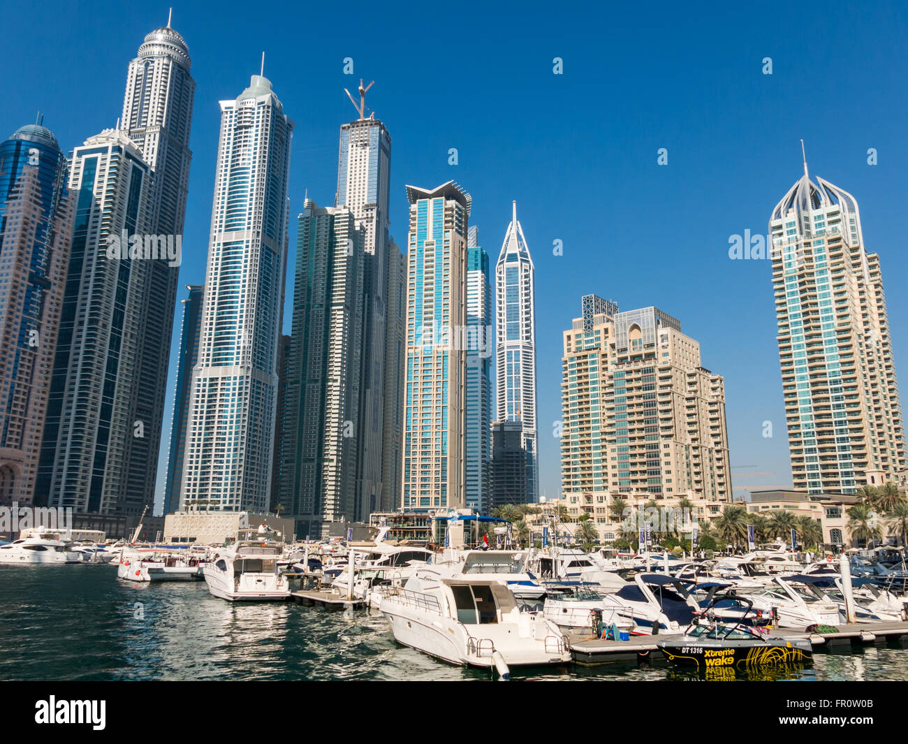 Motoryachten und Waterfront Hochhäuser im Stadtteil Marina von Dubai, Vereinigte Arabische Emirate Stockfoto