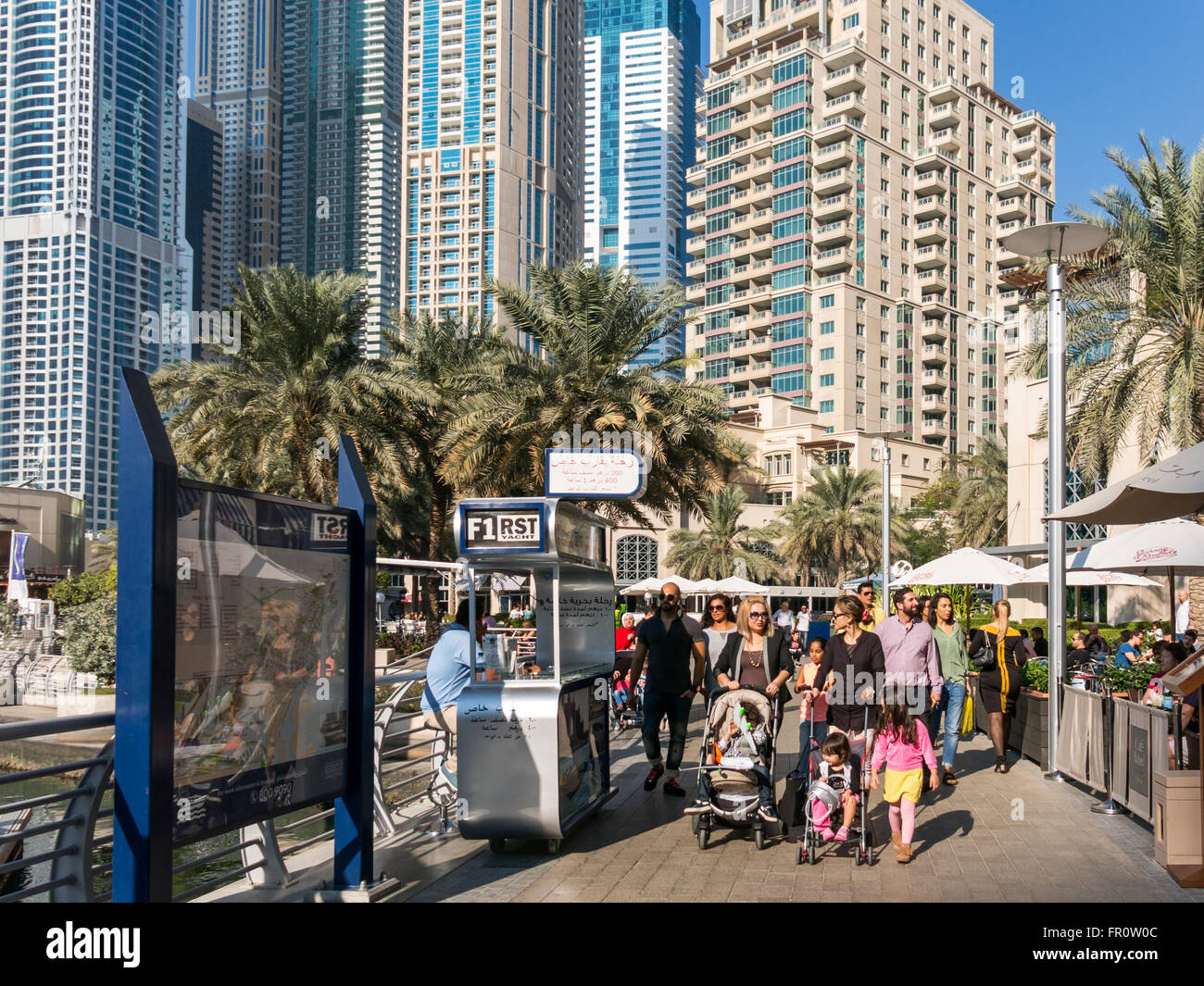 Menschen beim Einkaufen in der Marina District von Dubai, Vereinigte Arabische Emirate Stockfoto