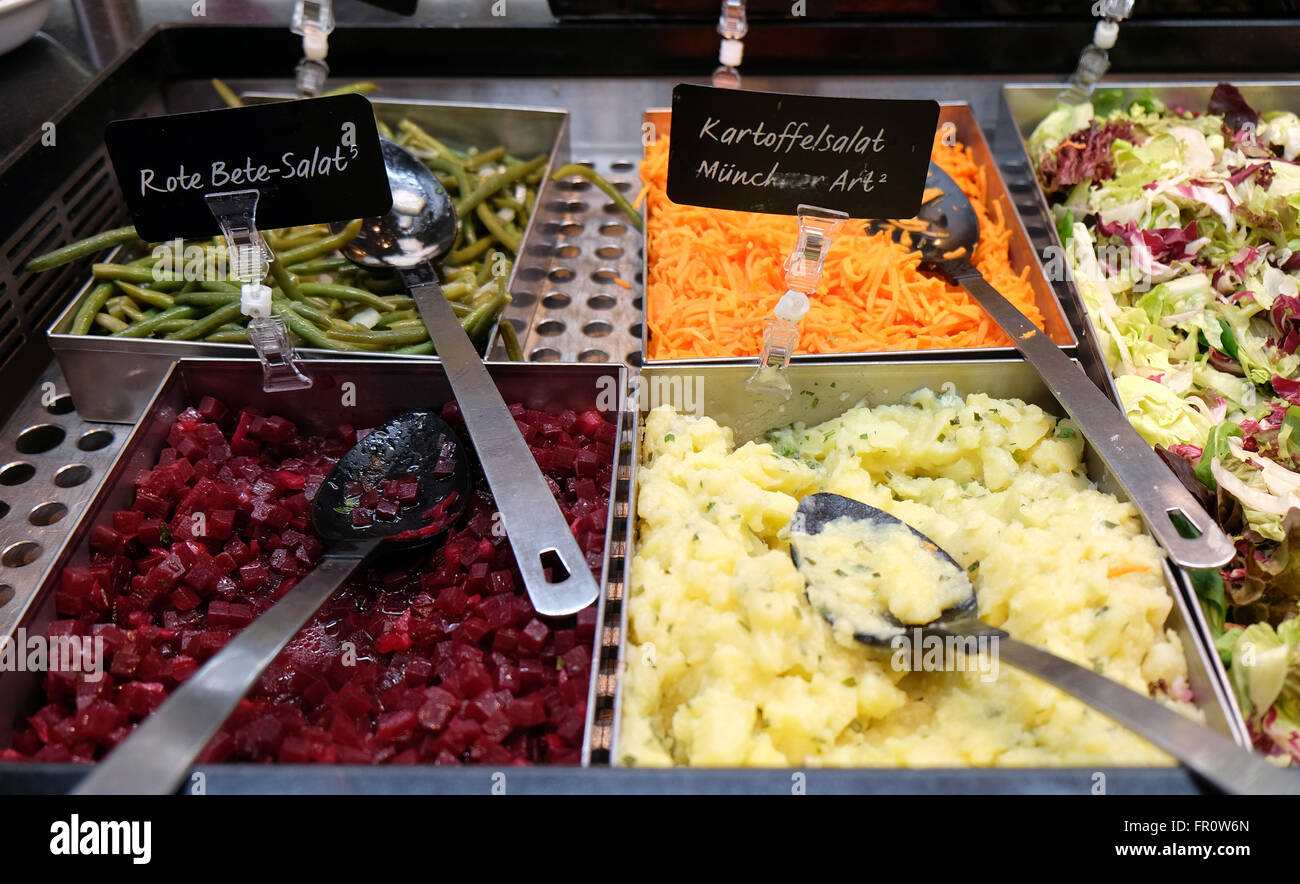 Salatbar in Autobahn-Restaurant in Pentling, Deutschland am 7. Juni 2015. Stockfoto