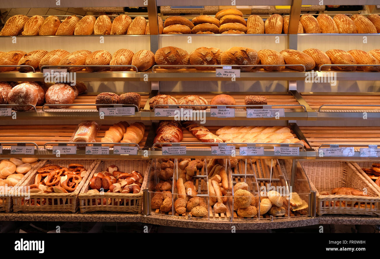 Moderne Bäckerei mit verschiedenen Arten von Brot, Kuchen und Brötchen in Rosenberg, Deutschland am 8. Juni 2015 Stockfoto
