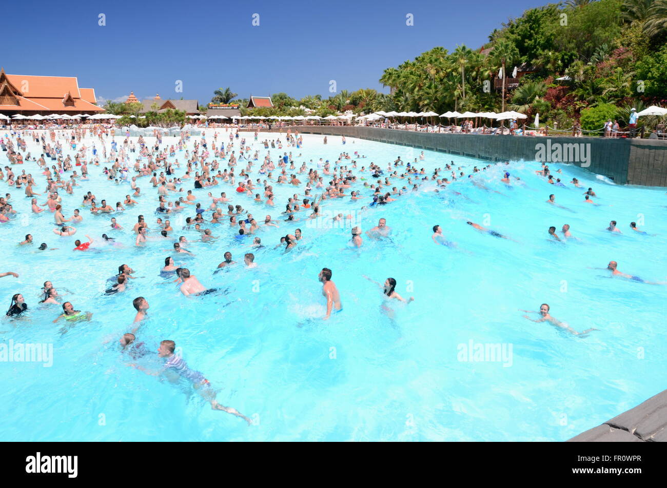 Viele Touristen genießen künstlichen Welle im Siam Park auf Teneriffa, Spanien Stockfoto