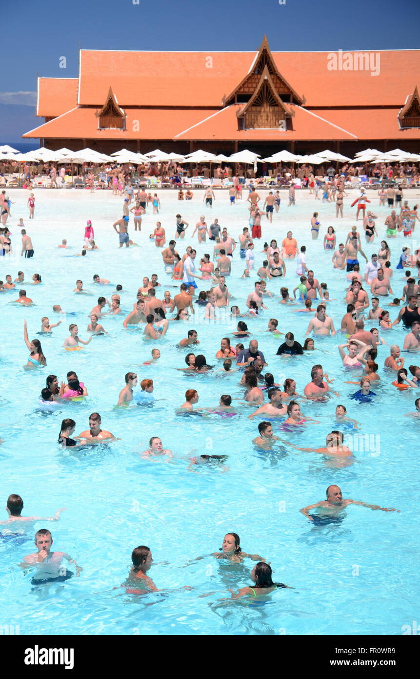 Viele Touristen genießen künstlichen Welle im Siam Park auf Teneriffa, Spanien Stockfoto