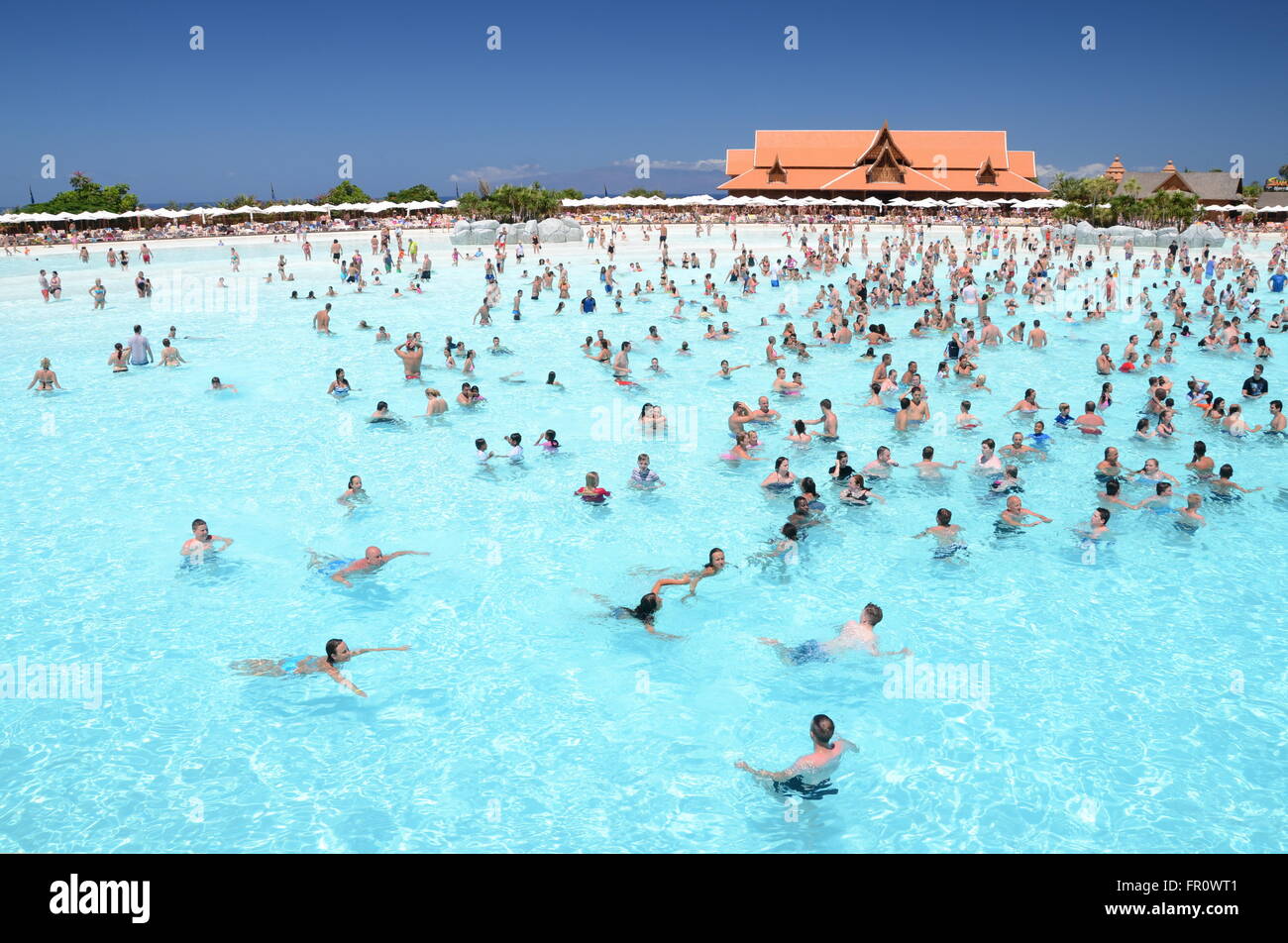 Viele Touristen genießen künstlichen Welle im Siam Park auf Teneriffa, Spanien Stockfoto