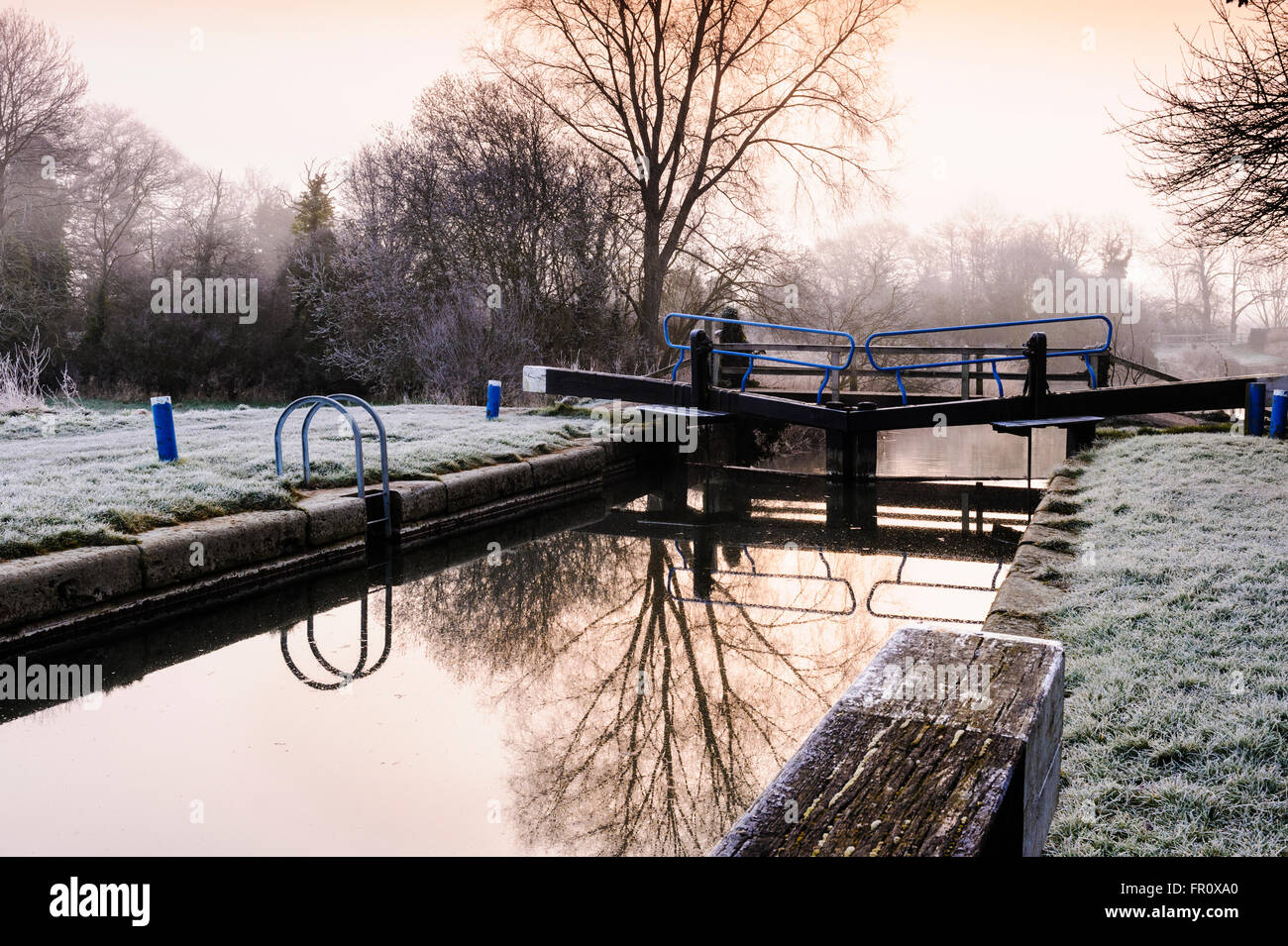 Schleuse Tore in der sehr kalten, frostigen Morgen. Stockfoto