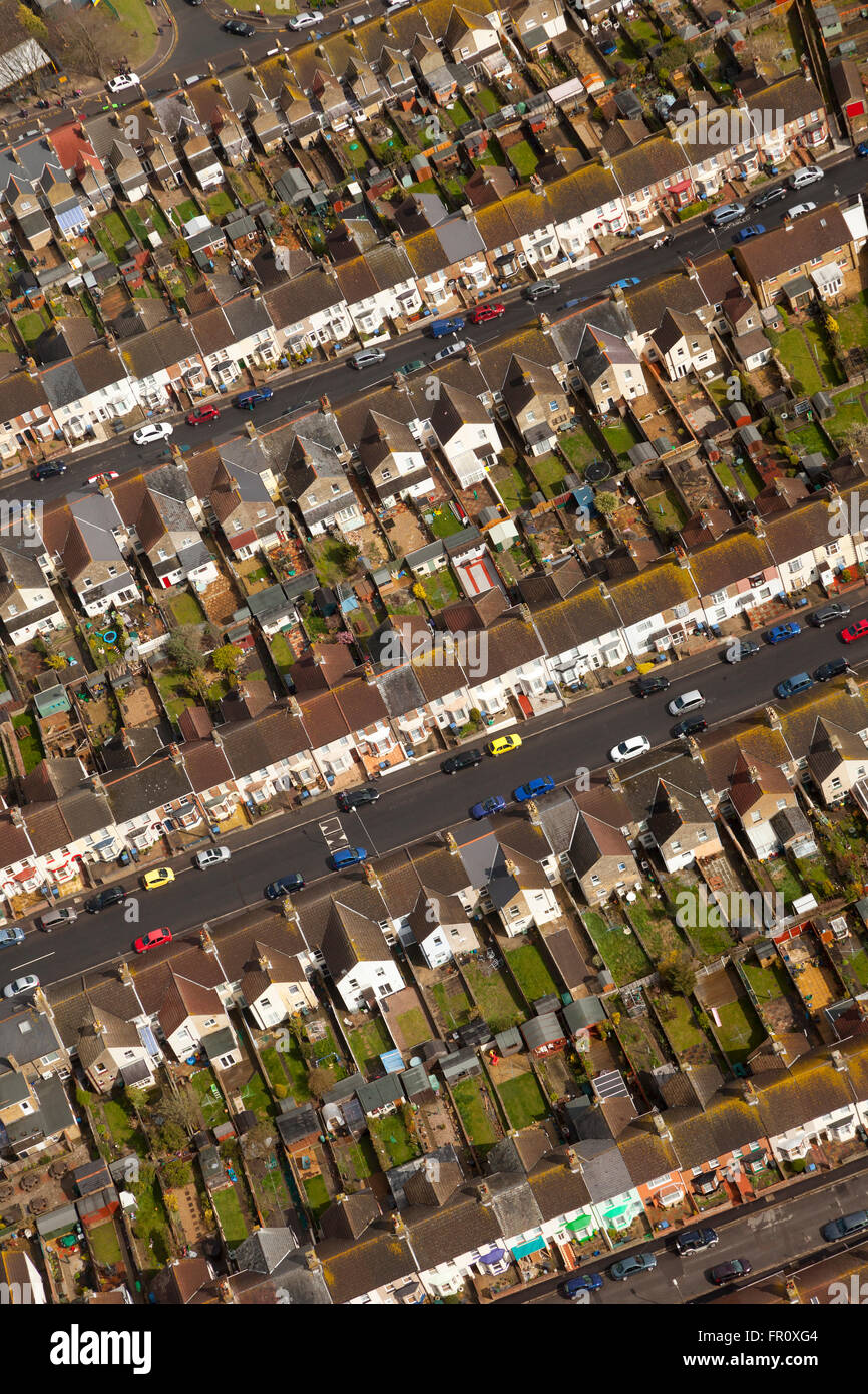 Luftaufnahme des terrassenförmig angelegten Häuser und Gärten, England Stockfoto