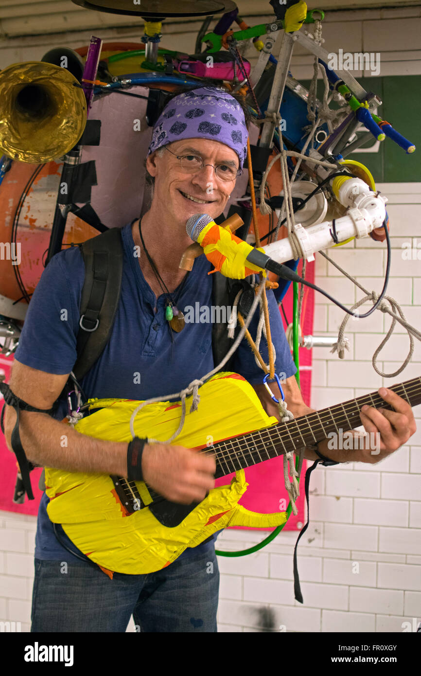 One man Band Musiker Jeffrey Masin erklingt in der u-Bahnstation Union Square in Manhattan, New York City. Stockfoto