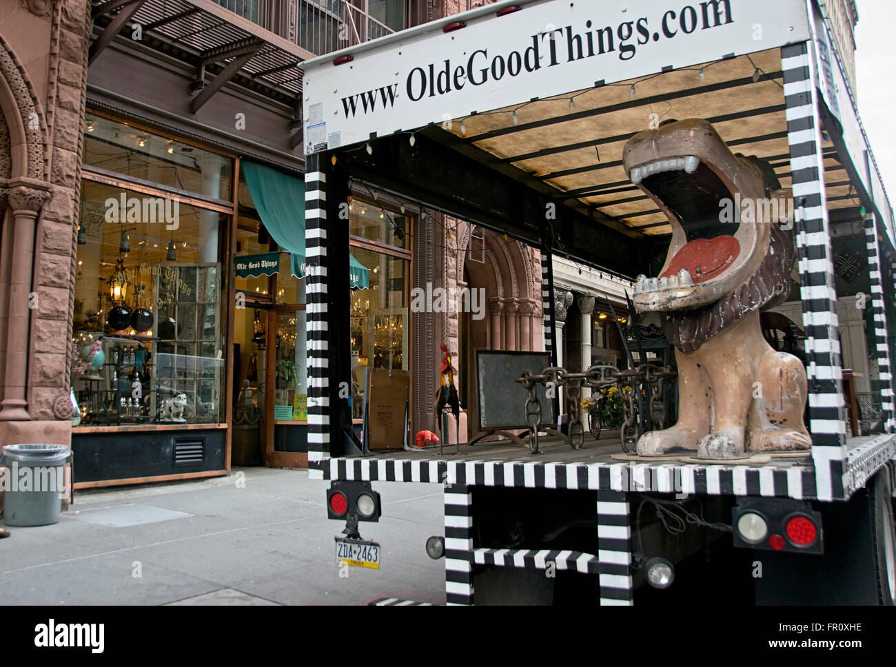 Die guten Dinge Olde Antiquitätenladen mit seiner Werbung per Tieflader auf East 16th Street in Manhattan, New York City. Stockfoto