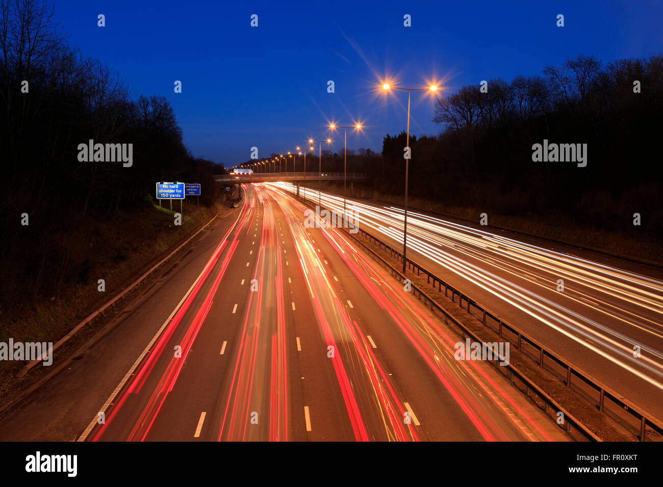 Ampel Wanderwege auf Autobahn M25 [Dämmerung] besetzt Stockfoto