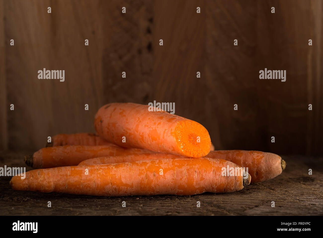 Frischen Karotten Haufen auf Grunge Holz Hintergrund Stockfoto