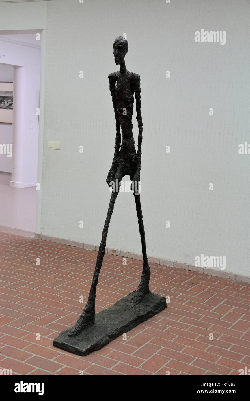 "Walking Man II" von Alberto Giacometti im Kröller-Müller Museum, Otterlo, Niederlande. Stockfoto