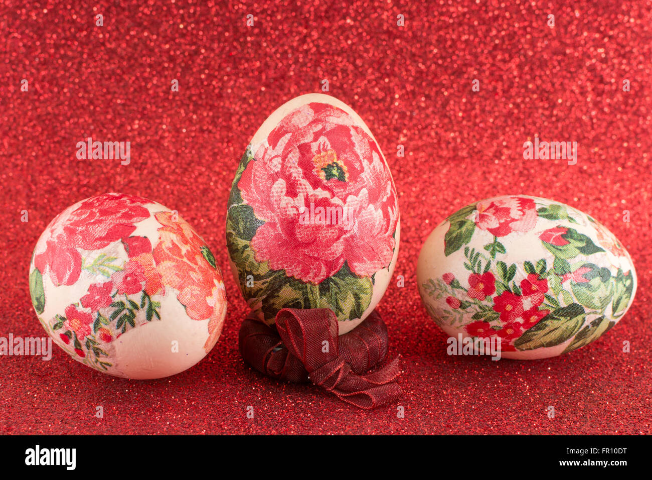 Bunte hausgemachte Serviettentechnik verziert Ostereier Stockfoto