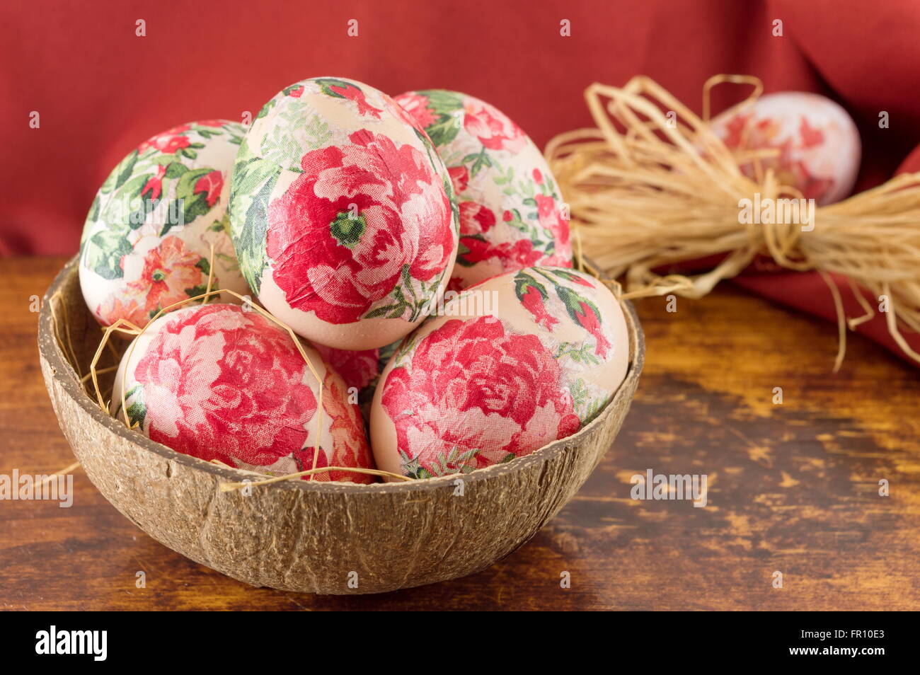 Dekorierte Ostereier in einer Kokosnussschale als eine Schüssel Stockfoto